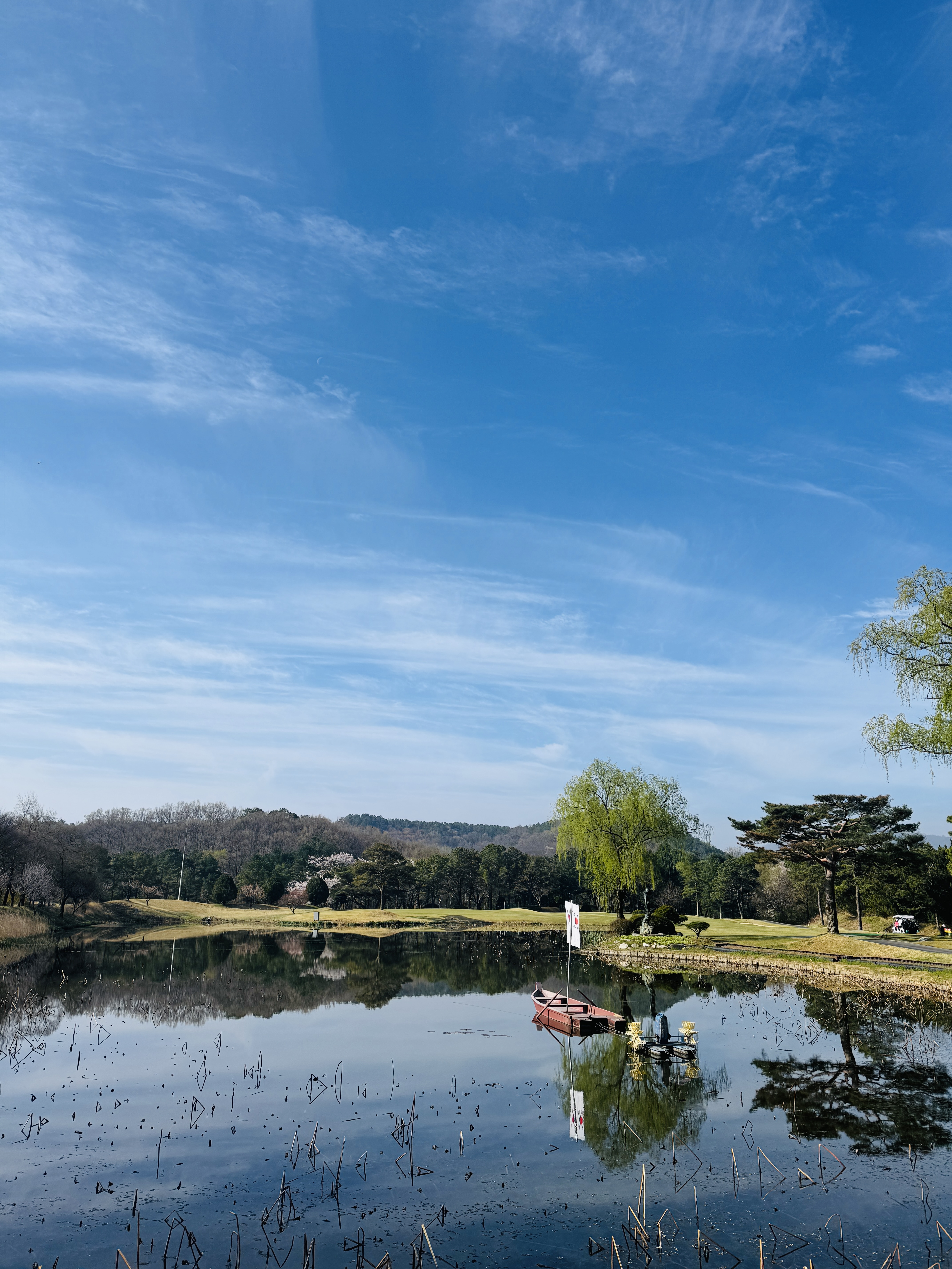 호수에 비친 하늘과 코스 풍경