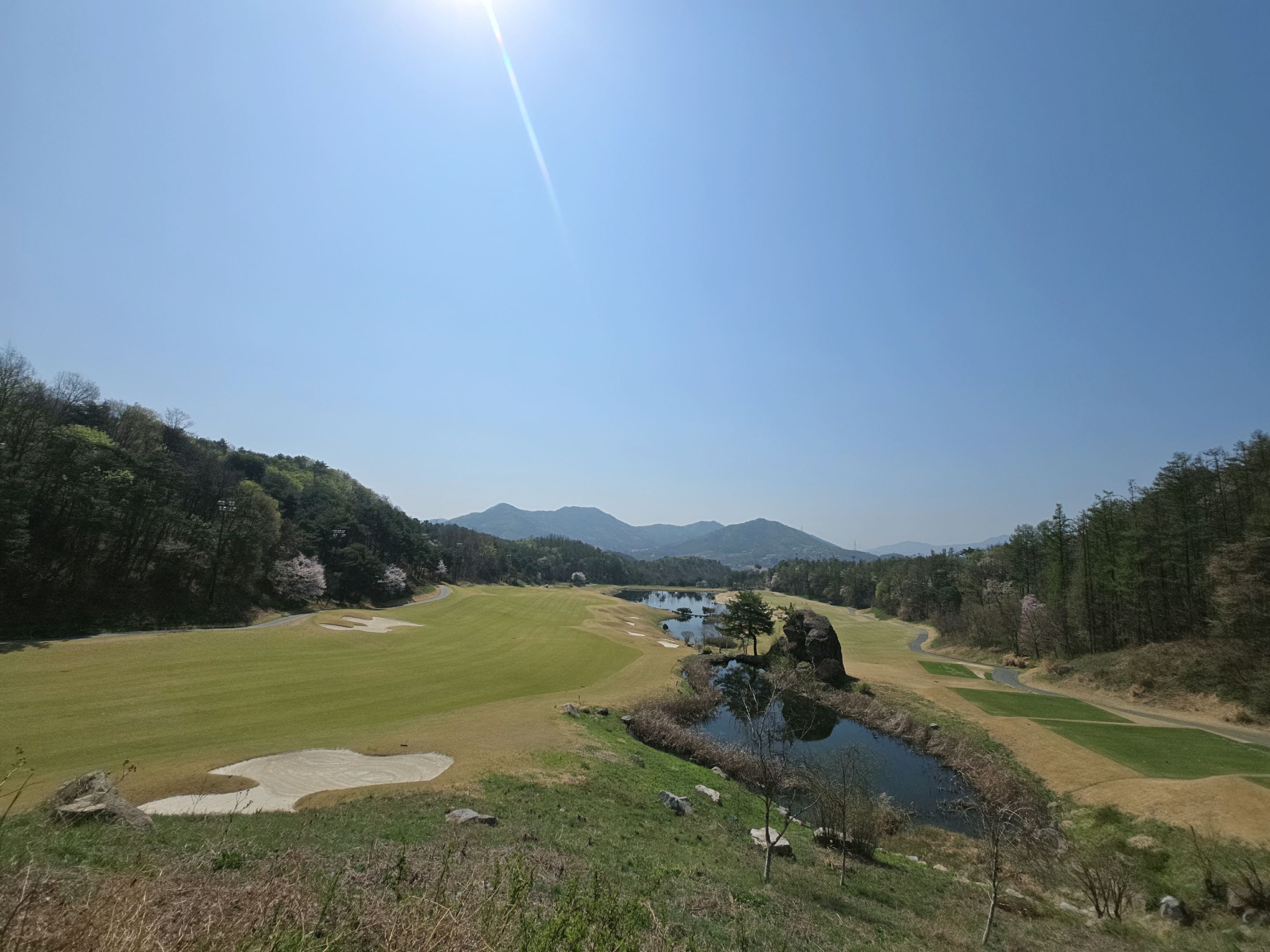 골프 치는 엄마들을 위한 봄 라운딩 필수템과 스윙 포인트 대표 이미지