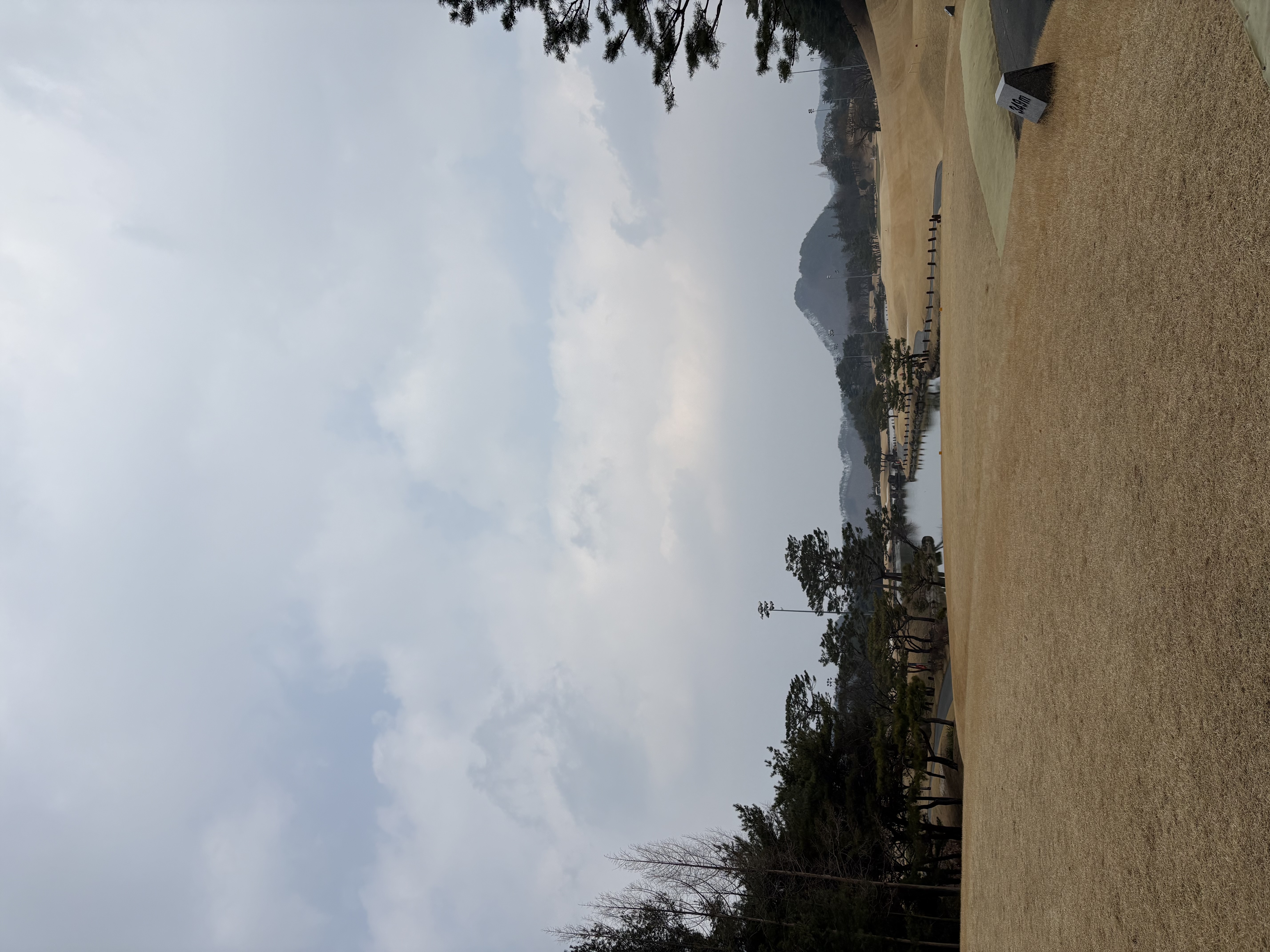 에딘버러CC 페어웨이와 산 전경